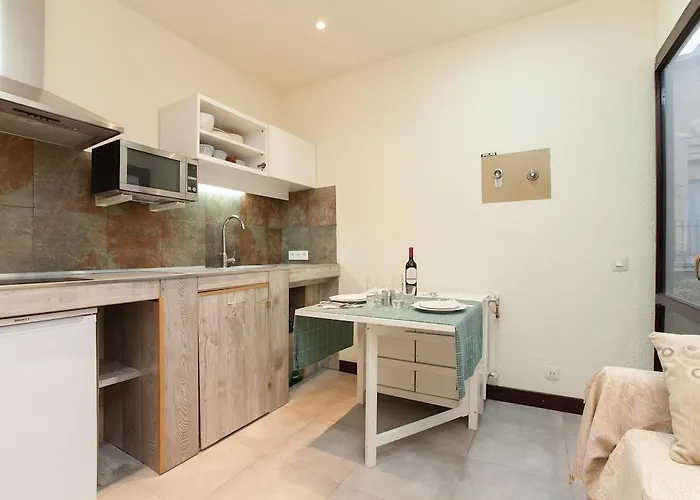 Flat Apartment *
